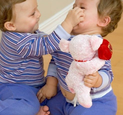 Bébés mordus, bébés mordeurs : mais que fait la crèche ? Par Anne-Cécile George